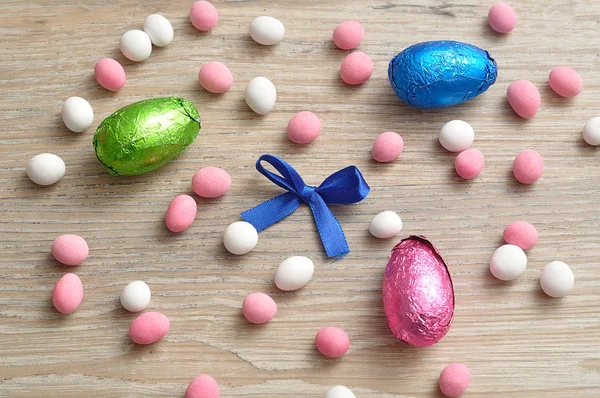 A variety of easter eggs displayed on a wooden background — Stock Photo, Image