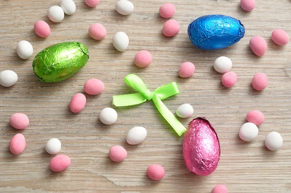 A variety of easter eggs displayed on a wooden background — Stock Photo, Image