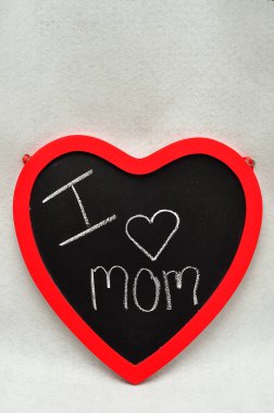 Bir kalp şekli blackboard bir mesajla anne seviyorum