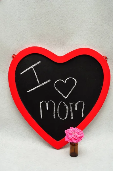 내가 사랑 하는 엄마는 메시지와 함께 하트 모양 칠판 — 스톡 사진