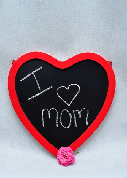 Un tableau noir en forme de coeur avec un message que j'aime maman — Photo