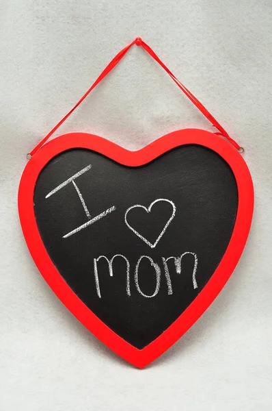 Μια καρδιά σχήμα Μαυροπίνακας με ένα μήνυμα που αγαπώ μαμά — Φωτογραφία Αρχείου