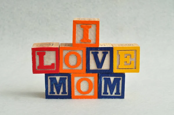 Renkli alfabe blokları ile yazıldığından anne seviyorum — Stok fotoğraf