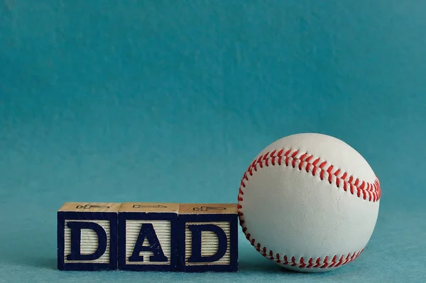 Pai soletrado com blocos coloridos com uma bola de beisebol Imagem De Stock
