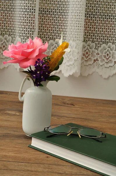 Barevné květiny do vázy s vázaná kniha pohádek — Stock fotografie