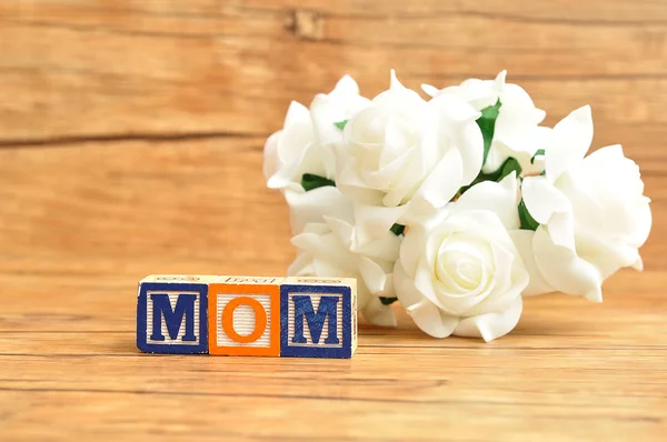 Mama, pisane z alfabet bloki i kilka białych róż — Zdjęcie stockowe