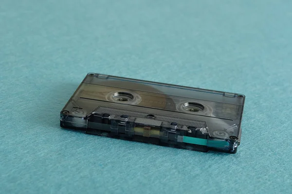 Stare kasety z taśmą na białym tle na niebieskim tle — Zdjęcie stockowe