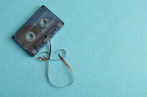 Een oude tape cassette geïsoleerd op een blauwe achtergrond — Stockfoto