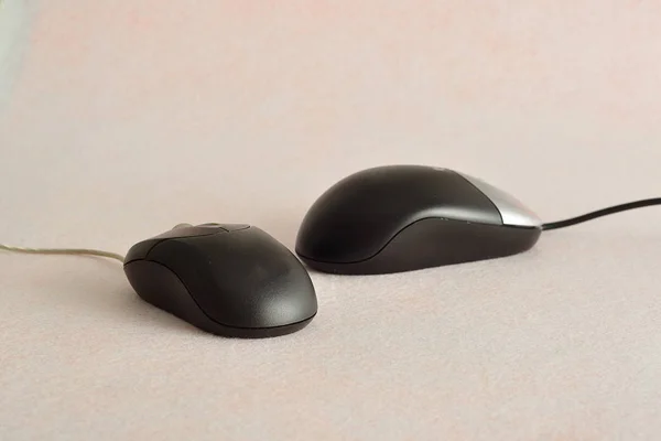 Dva počítače myší izolovaných na bílém pozadí — Stock fotografie