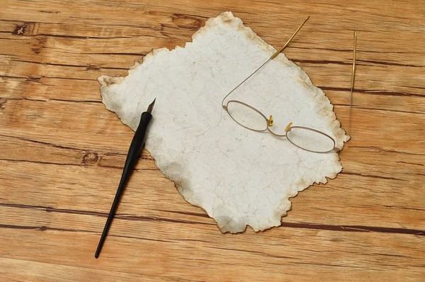 Una pluma estilográfica negra vintage con papel viejo y gafas de lectura — Foto de Stock