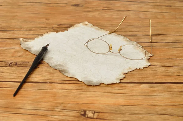 Una pluma estilográfica negra vintage con papel viejo y gafas de lectura — Foto de Stock