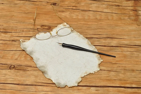 Una pluma estilográfica negra vintage con papel viejo y gafas de lectura — Foto de Stock