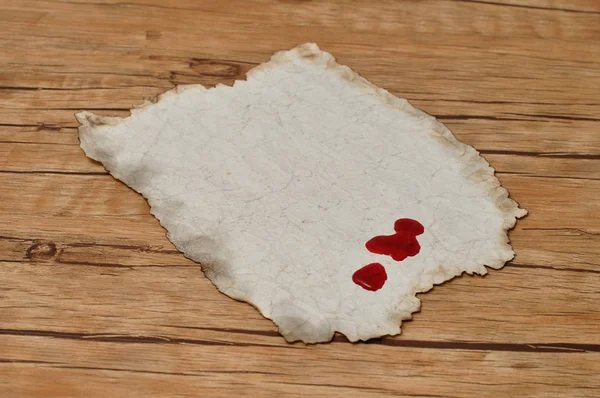 Un trozo de papel viejo con gotas de sangre — Foto de Stock