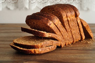 Kepekli ekmek ahşap bir masa üzerinde görüntülenen bir somun
