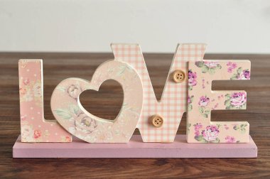 Sevgililer günü. Pembe harflerle pembe