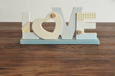 Sevgililer günü. Mavi harflerle pembe