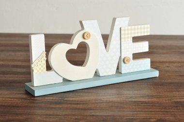 Sevgililer günü. Mavi harflerle pembe