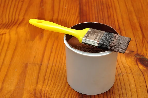 White container filled with paint and a paintbrush — Stock Photo, Image