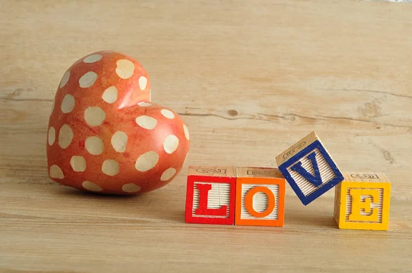 Día de San Valentín. Amor Escrito con bloques de alfabeto coloridos — Foto de Stock