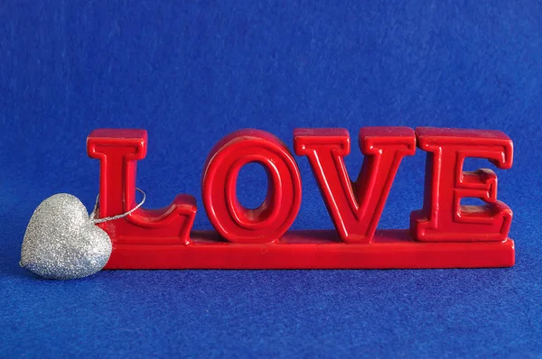 Miłość słowo w kolorze czerwonym z turkusem cacko kształt, dołączony do L — Zdjęcie stockowe
