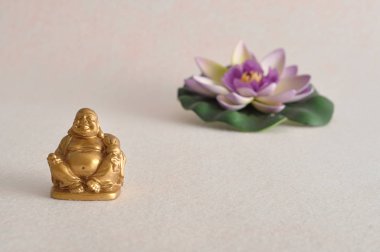 Gülen ve neşeli bir altın Buda'nın heykelcik