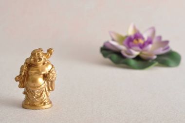 Gülen ve neşeli bir altın Buda'nın heykelcik