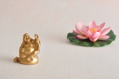 Gülen ve neşeli bir altın Buda'nın heykelcik