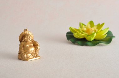 Gülen ve neşeli bir altın Buda'nın heykelcik