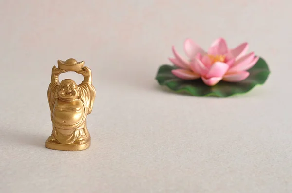 Figura de un sonriente y alegre Buda dorado — Foto de Stock
