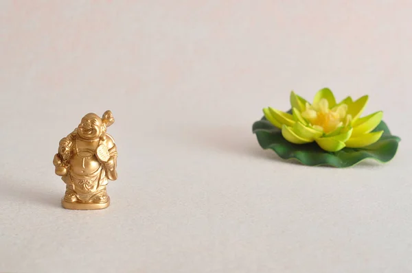 Statyett av en skrattande och glada golden Buddha — Stockfoto