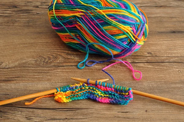 Uma bola de lã com agulhas de tricô — Fotografia de Stock
