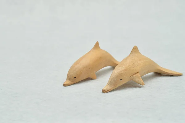 Två trä Delfin figuriner — Stockfoto