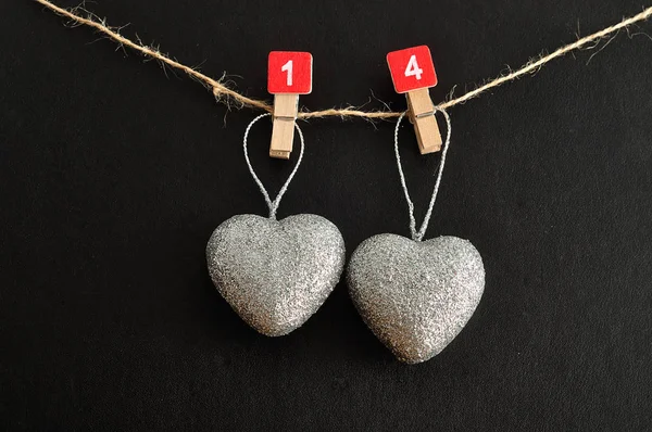 Día de San Valentín. Dos corazones de plata colgando de una cuerda — Foto de Stock