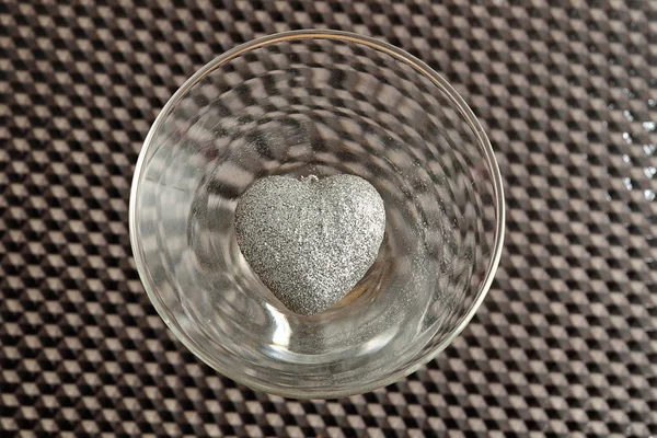 Valentin-nap. Ezüst szív egy pohár. Szemközti nézet. — Stock Fotó