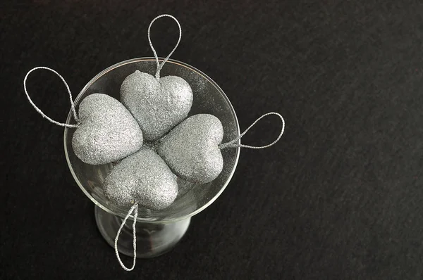 Día de San Valentín. Corazones de plata en un vaso — Foto de Stock