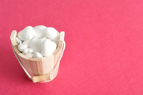Valentines day. A wooden bucket filled with polystyrene hearts — Stock Photo, Image