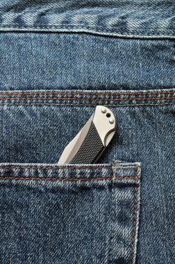 Denim Jean bir arka cebinde çakı