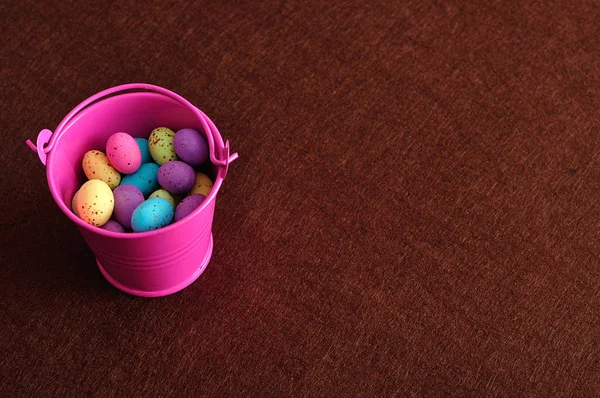 A bucket filled with speckled easter eggs — Stock Photo, Image