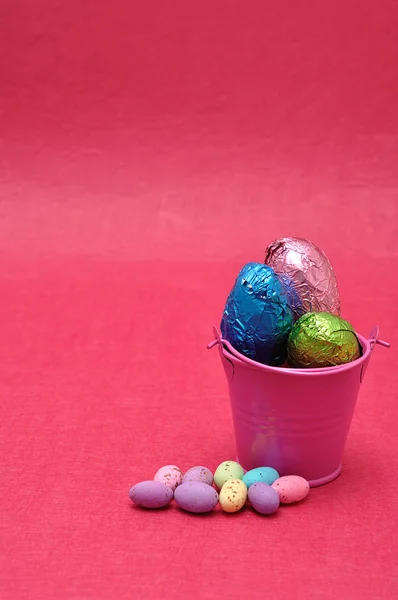 A bucket filled with easter eggs and some small ones — Stock Photo, Image