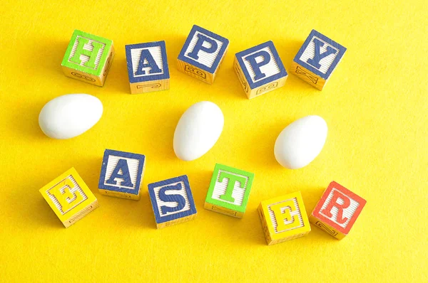 Frohe Ostern buchstabiert mit bunten Buchstabenblöcken — Stockfoto