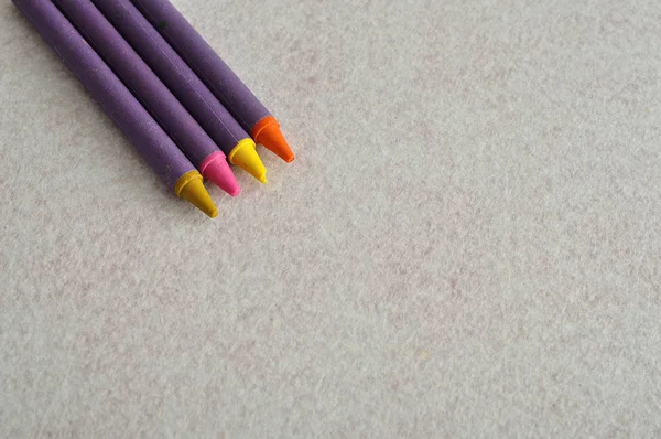 Четыре разных цвета восковых карандашей на белом фоне — стоковое фото