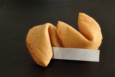 Bir parça kağıda iki servet çerezler ile görüntülenen