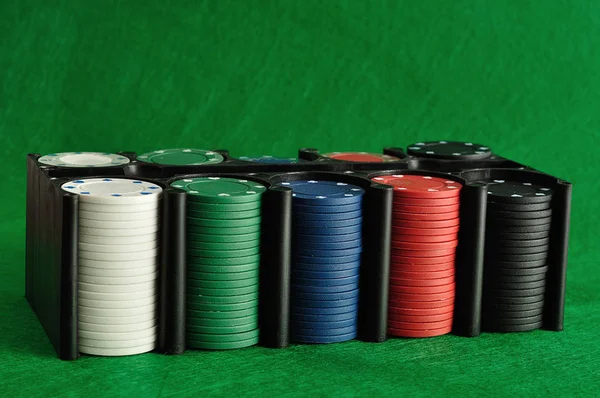 Póker zseton jelenik meg fekete műanyag tartályban — Stock Fotó