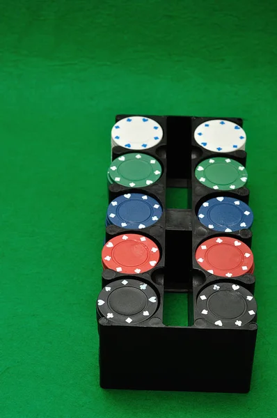 Fichas de poker exibidas em um recipiente preto de plástico — Fotografia de Stock