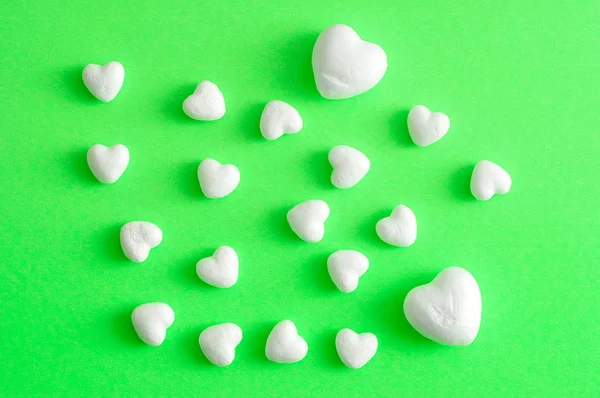 Hari Valentine. Hati polistirena putih dengan latar belakang hijau — Stok Foto