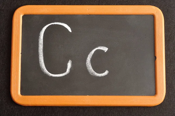 En svarta tavlan med alfabetet bokstaven C — Stockfoto