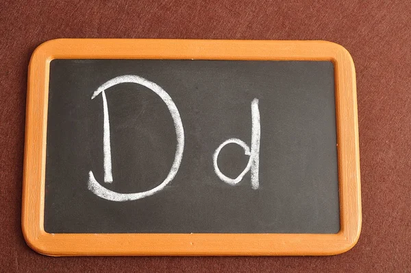 Un tableau noir avec la lettre alphabet D — Photo