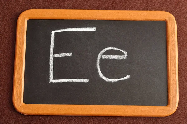 A black board with the alphabet letter E — Stock Photo, Image