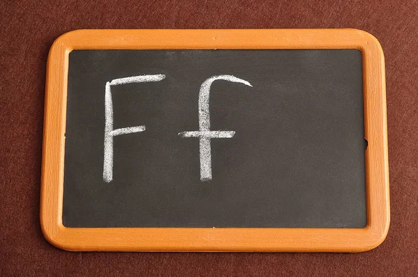 En svarta tavlan med alfabetet bokstaven F — Stockfoto