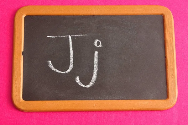 Ένα μαύρο πίνακα με το αλφάβητο γράμμα J — Φωτογραφία Αρχείου